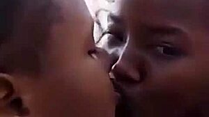 दो लिबेरियन लेस्बियन अधूरी बिल्डिंग में जोरदार किसिंग