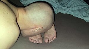 He licked the soles of his stepmother and cum on them, what a taboo fetish!