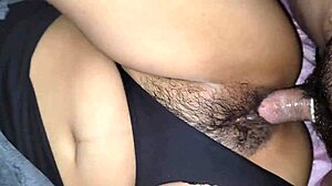 mi vecina no espera que le quite la tanga para follarmela y me pide que le deje las nalgas llenas de leche