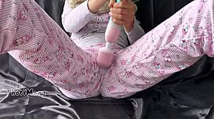 Does this asian teen masturbate her horny pussy to squirt?