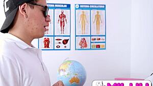 profesora cachonda folla con dos alumnos en la escuela pervertida