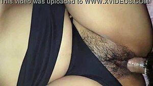 mi vecina no espera que le quite la tanga para follarmela y me pide que le deje las nalgas llenas de leche