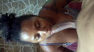 Minha titia cuida bem de mim me pegou sentado com pau no p� me masturbando guando ela preferiu que eu o empurrasse pela garganta dela