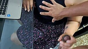 Mi Madrastra Esta Muy Tensionada Por Su Trabajo, La Pongo a Chupar Mi Polla Para Que Se Sienta Mejor?