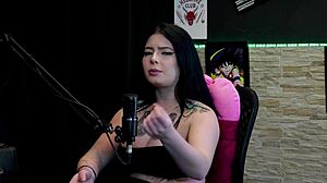 Morena Gostosa e Tatuada Mostra Seus Grandes Peitos no Jogo do Eu Nunca Logo Após Falar que Estanhou o Grelo da Amiga e o Que Fez no Sexo - Kalyca Watch on Sheer Red