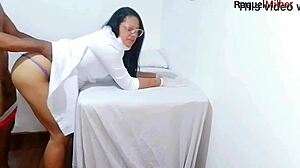 Enfermeira e est�tica observa ere��o do paciente 😏