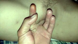 खूबसूरत स्टूडेंट की टाइट गीली चूत पर जोरदार फुहार महसूस करो