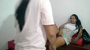 Voy a la cita con el ginecólogo y en su ausencia conocí a una de sus pacientes con quien termine teniendo sexo lésbico en su consultorio