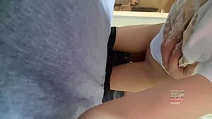 hombre que diga que no lo haría esta mintiendo este coño jovencito chiquito terso caliente0 kms, wet pussy teasing.