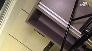 coloquei casada pra mamar na frente do corno e ela sentou forte na minha pica