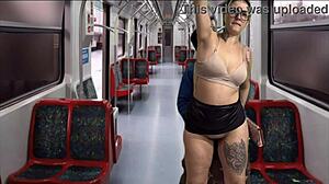 dentro do trem público da capital, eu acochei e fodi a secretária gostosa vindo do trabalho 😍