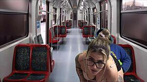 dentro do trem público da capital, eu acochei e fodi a secretária gostosa vindo do trabalho 😍