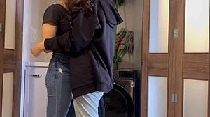 Mi hermanastro no est� en casa y yo termino jugando con su esposa a la m�dico y a la paciente para curar todos sus males haciendo el amor sobre la lavadora