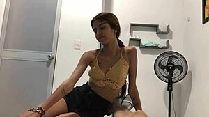 Mi Hermanastra Pequeña Entra a Mi Cuarto a Pedirme Que Por Favor La Deje Chuparme La Polla - Historia Completa