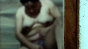 espío a mi cuñada excitada masturbándose