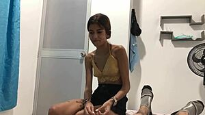 Mi Hermanastra Pequeña Entra a Mi Cuarto a Pedirme Que Por Favor La Deje Chuparme La Polla - Historia Completa