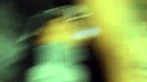 jovem casada pega um carro de aplicativo e faz um boquete no motorista e ganha leitinho nos peitos