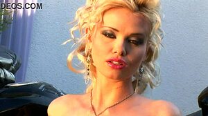 Watch Caylan Curtis masturbate in fishnets!