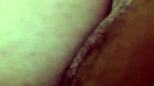 puta sentando na rola e gemendo gostoso com o dedo no cuzinho