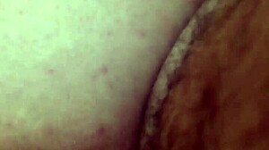 puta sentando na rola e gemendo gostoso com o dedo no cuzinho