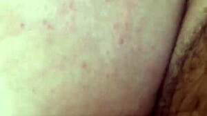 puta sentando na rola e gemendo gostoso com o dedo no cuzinho