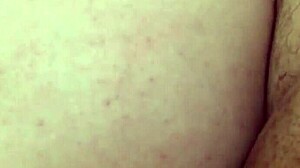 puta sentando na rola e gemendo gostoso com o dedo no cuzinho