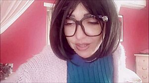 chantal discovers squirting with her new sex toy