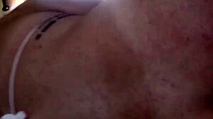 puta sentando na rola e gemendo gostoso com o dedo no cuzinho