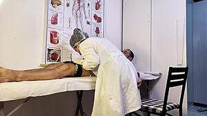 Paciente n�o aguenta e fica duro na frente da enfermeira durante o exame. Nurse teases hard patient with deepthroat and rough sex.