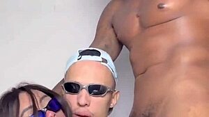 eu e minha mina caímos na quebrada errada e tivemos que aguentar a rola do negão