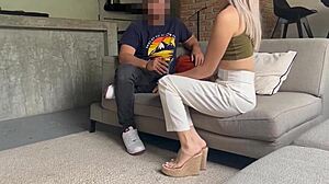 Despues De Dos Copas Mi Cunada Me Entrega Su Cono En El Lobby.