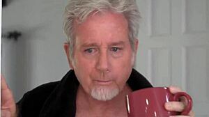 viejo atrapa a jovencita masturbandose