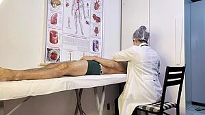 Paciente n�o aguenta e fica duro na frente da enfermeira durante o exame. Nurse teases hard patient with deepthroat and rough sex.