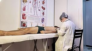 Paciente n�o aguenta e fica duro na frente da enfermeira durante o exame. Nurse teases hard patient with deepthroat and rough sex.