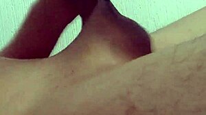 Una paja antes de dormir con corrida