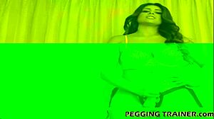 इस स्ट्रैपऑन टॉय से गांड की जोरदार ट्रेनिंग