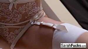 Bangin hot sarah fingers her wet pussy solo