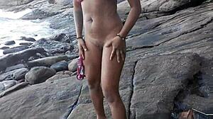 Flagrei 3 Gostosas Fazendo Xixi na Praia com as Coleguinhas Paty Bumbum Melissa Devassa Arlequina do Funk