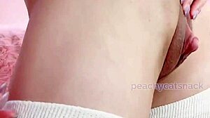 Peachycatsnack spreads her wet holes and big clit on camera