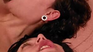 Duas Vadias Gostosas Fodendo Gemendo Alto E Gozando Muito Na Troca De Casal Squirt