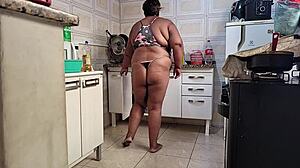 madrasta leva muita gozada no rosto na cozinha de casa