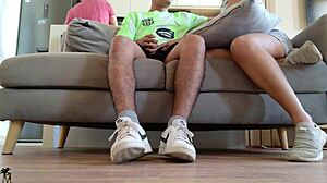 mi novio me presento a su padrastro follamos mientras cocinaba y me lo folle