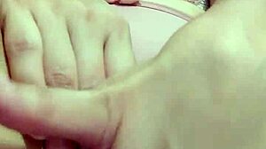 mulher ama postar cada esfregadinha na buceta que ela dá, ficando toda molhada e excitada.