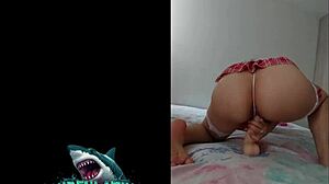 Joven Venezolana Se Masturba Para Un Viejo Gordo.