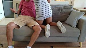 mi novio me presento a su padrastro follamos mientras cocinaba y me lo folle