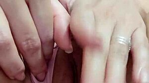 mulher ama postar cada esfregadinha na buceta que ela dá, ficando toda molhada e excitada.