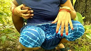 सौतेली माँ को पिता का छोटा लंड पसंद नहीं था इसलिए जंगल में सौतेले बेटे से चुदवा ली