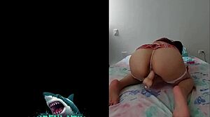 Joven Venezolana Se Masturba Para Un Viejo Gordo.