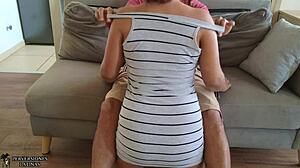 mi novio me presento a su padrastro follamos mientras cocinaba y me lo folle