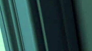 18 साल की मैडिसन पार्कर सोरोरिटी लाउंज में पाउंड हो रही